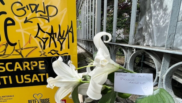 Neonata trovata morta in un cassonetto per gli abiti usati